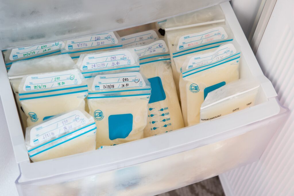 Offener Kühlschrank mit eingefrorener Muttermilch