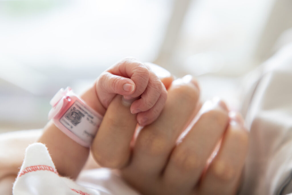 Die Zusammensetzung der Muttermilch ist perfekt für Babys. Aus gespendeter Milch stellt Ammeva Frühchennahrung her.